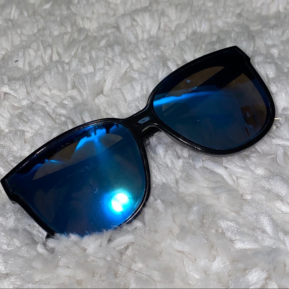 Black Oversized Sunnies with Mirror Tint in lenses - Picture 1 of 5